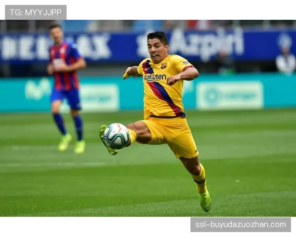 特写：老将苏亚雷斯在训练中指导马竞年轻前锋